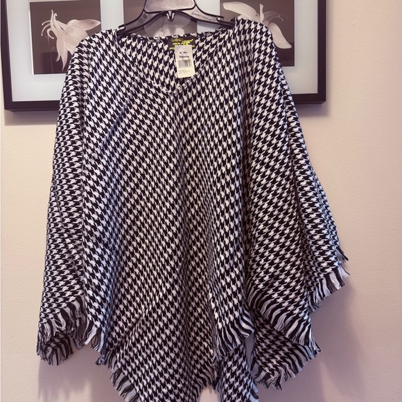 Sweaters - Black and White Houndstooth Poncho